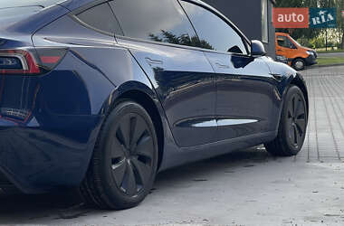 Седан Tesla Model 3 2024 в 