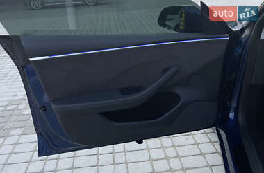 Седан Tesla Model 3 2024 в 