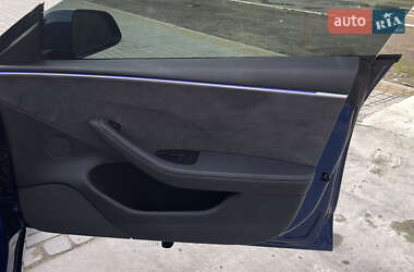 Седан Tesla Model 3 2024 в 