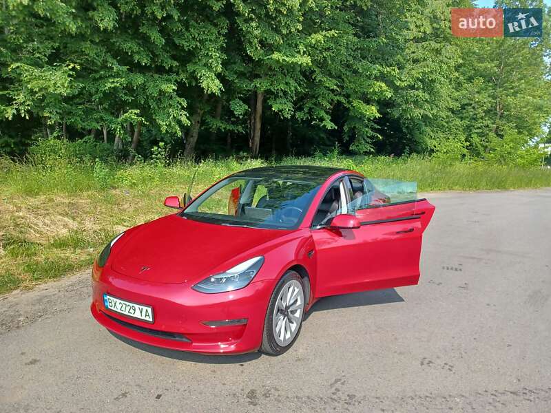 Седан Tesla Model 3 2022 в 