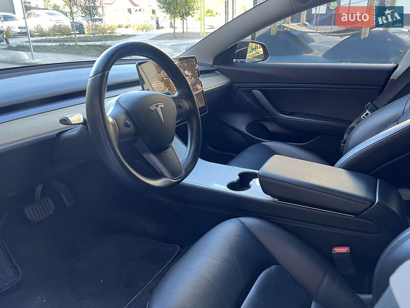 Седан Tesla Model 3 2019 в Львове