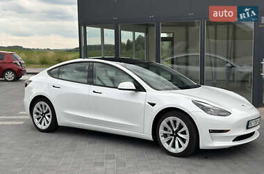 Седан Tesla Model 3 2022 в 