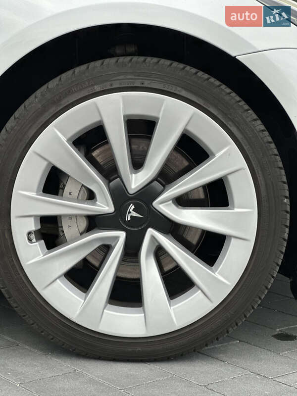 Седан Tesla Model 3 2022 в Мостиске