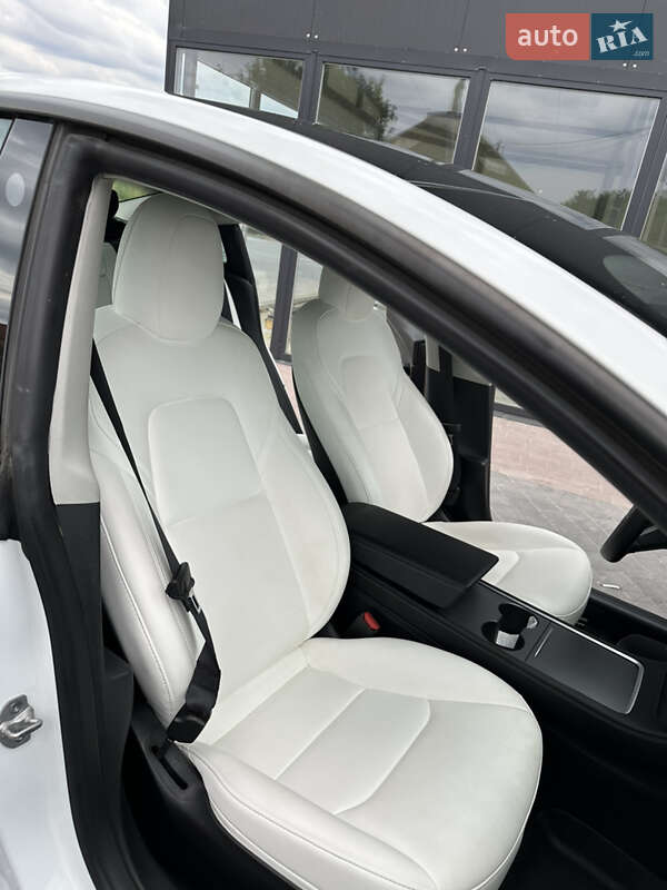 Седан Tesla Model 3 2022 в Мостиске