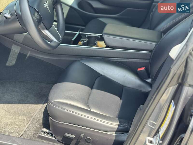 Седан Tesla Model 3 2020 в Луцке