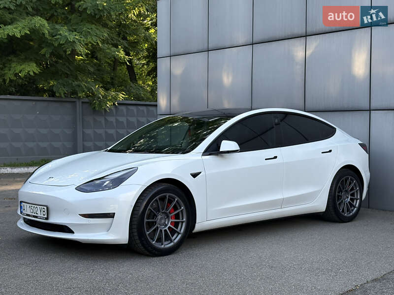 Седан Tesla Model 3 2022 в 