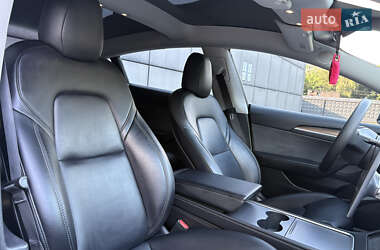 Седан Tesla Model 3 2022 в 