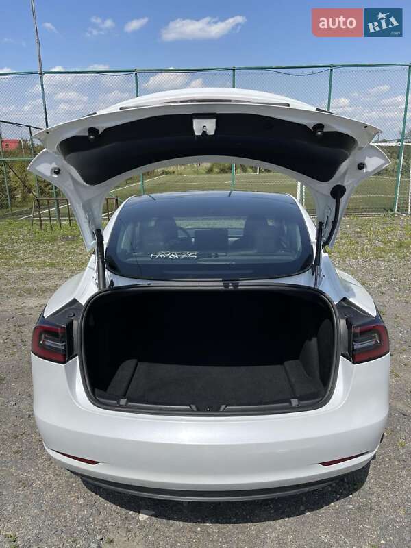 Седан Tesla Model 3 2023 в Львові