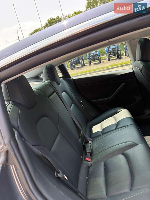 Седан Tesla Model 3 2019 в Ровно