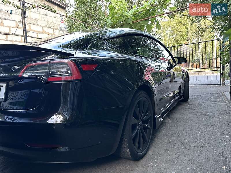 Седан Tesla Model 3 2018 в Первомайську