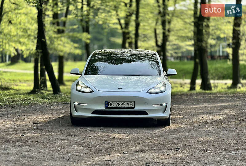 Седан Tesla Model 3 2022 в Львове