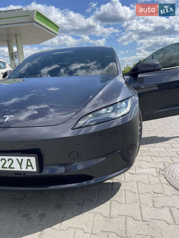 Седан Tesla Model 3 2024 в Буче