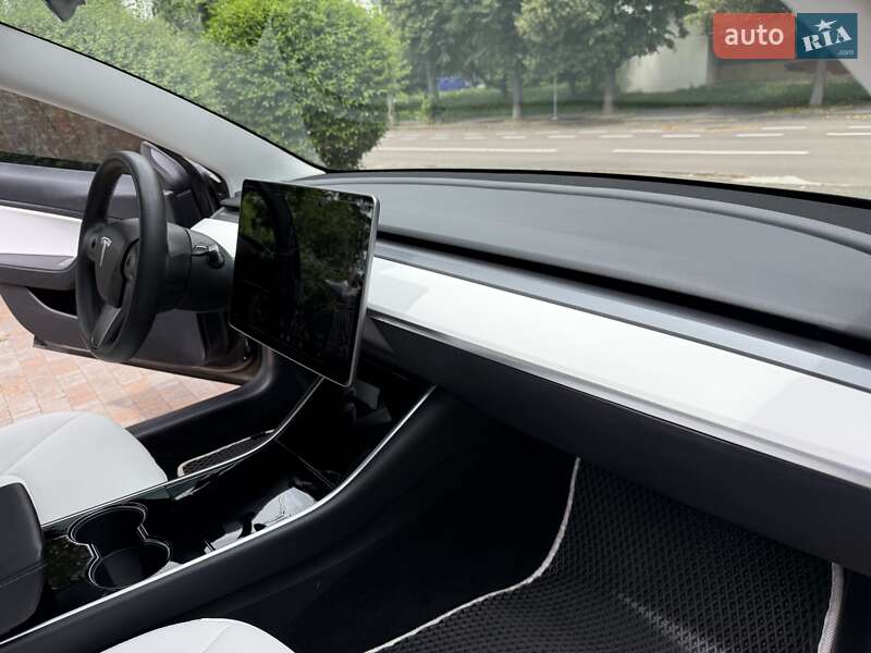 Седан Tesla Model 3 2020 в Києві