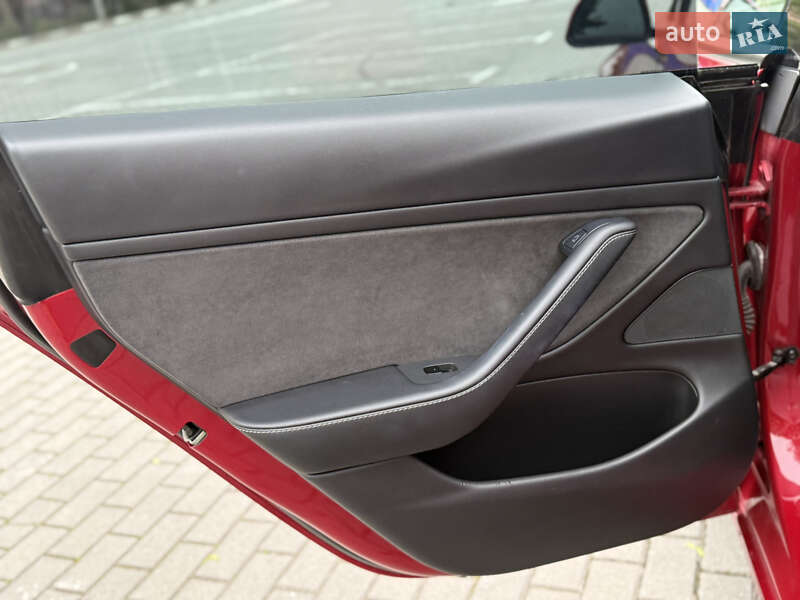 Седан Tesla Model 3 2020 в Коломые