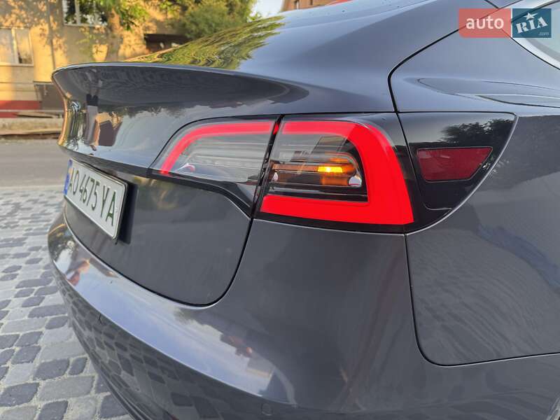 Седан Tesla Model 3 2019 в Ужгороде