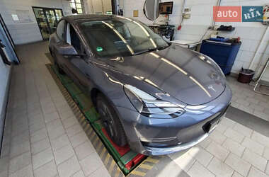 Седан Tesla Model 3 2022 в 