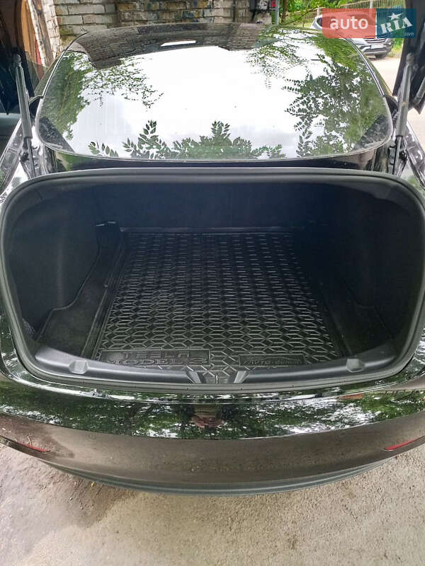 Седан Tesla Model 3 2018 в Києві