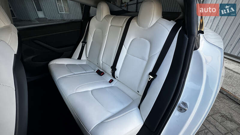 Седан Tesla Model 3 2021 в Кагарлыке