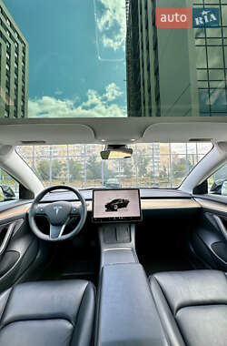 Седан Tesla Model 3 2022 в 