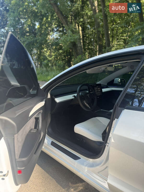 Седан Tesla Model 3 2022 в Чернівцях