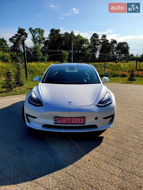 Седан Tesla Model 3 2019 в Львове