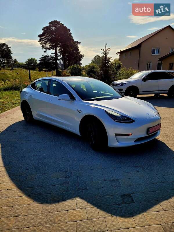 Седан Tesla Model 3 2019 в Львове