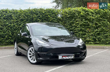 Седан Tesla Model 3 2022 в 