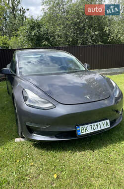 Седан Tesla Model 3 2021 в Ровно