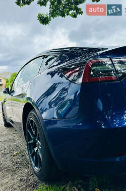 Седан Tesla Model 3 2022 в 