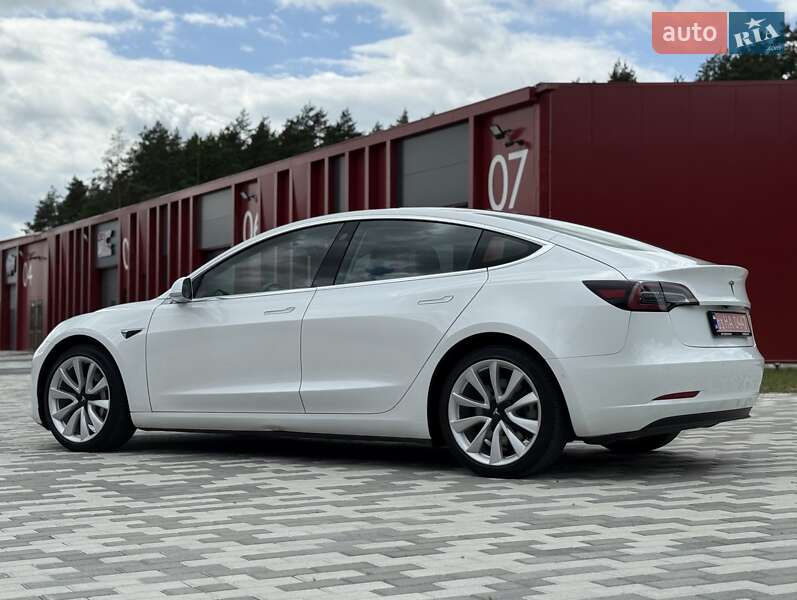Седан Tesla Model 3 2019 в Львове