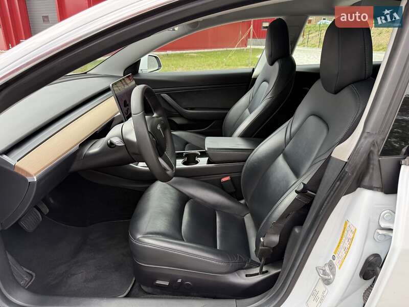 Седан Tesla Model 3 2019 в Львове