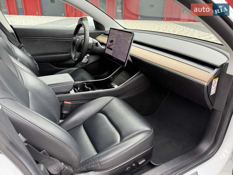 Седан Tesla Model 3 2019 в Львове