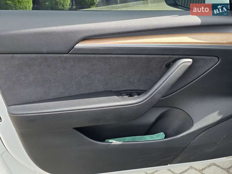 Седан Tesla Model 3 2021 в Львові