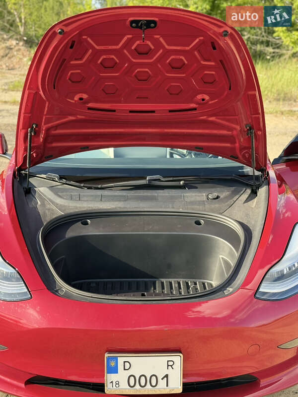Седан Tesla Model 3 2020 в Рівному
