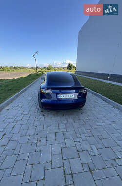 Седан Tesla Model 3 2021 в 