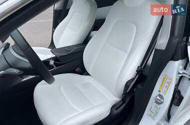 Седан Tesla Model 3 2020 в 