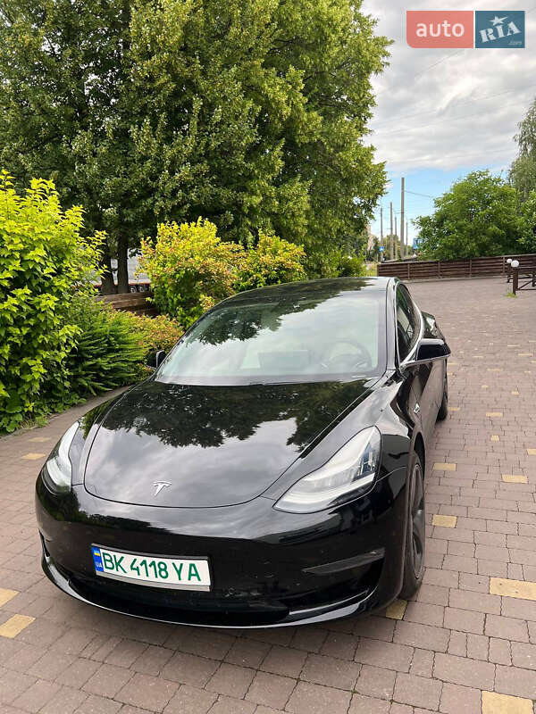 Седан Tesla Model 3 2019 в Ровно