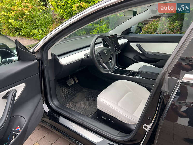 Седан Tesla Model 3 2019 в Ровно