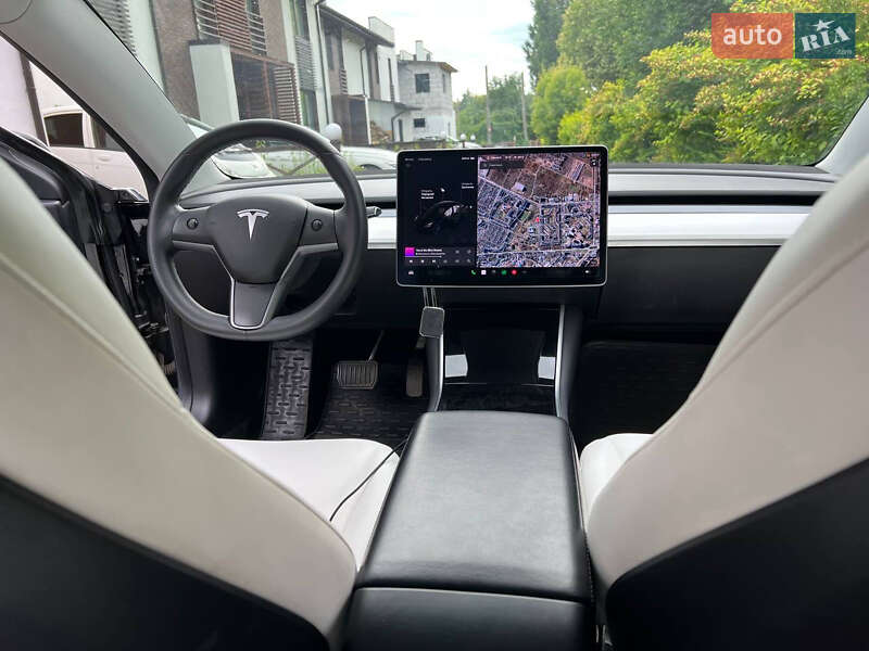Седан Tesla Model 3 2019 в Ровно