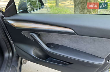 Седан Tesla Model 3 2022 в 