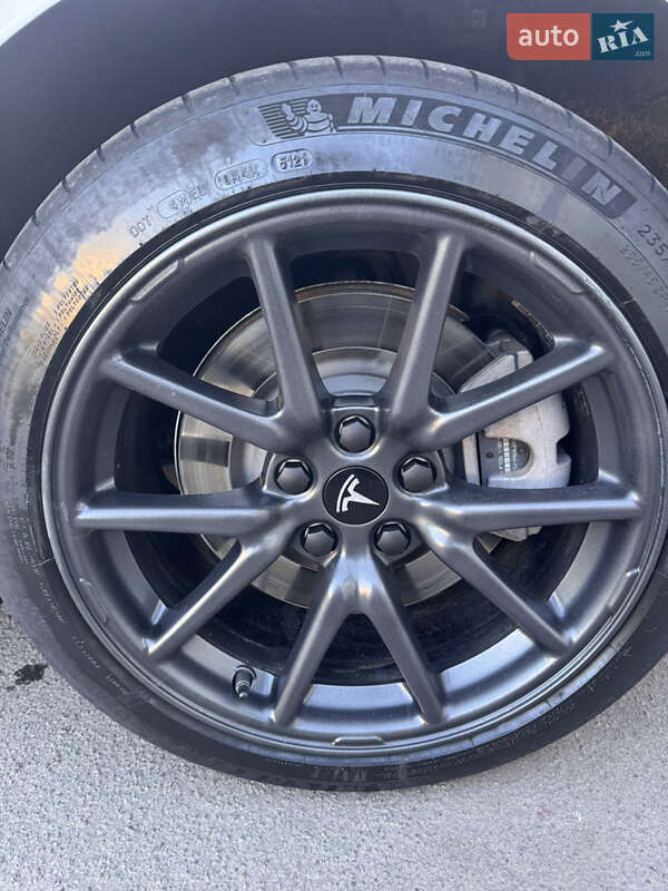 Седан Tesla Model 3 2018 в Луцке