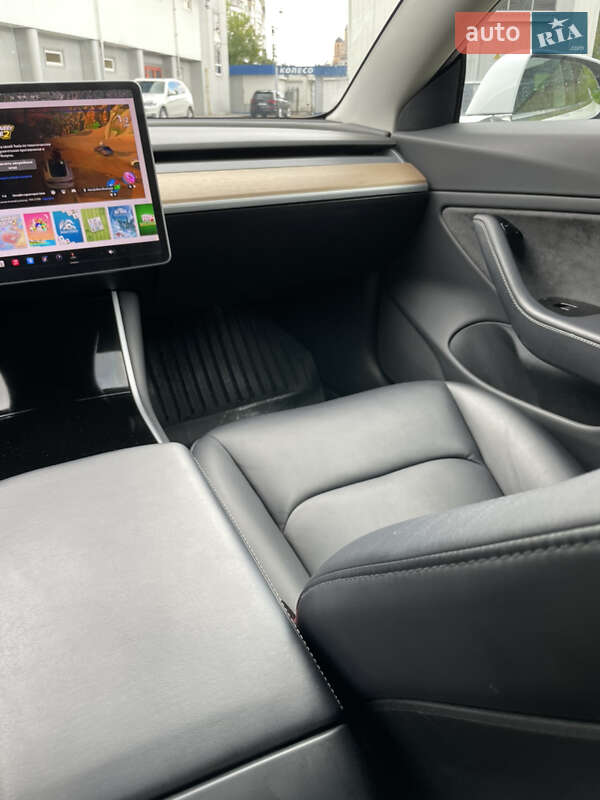 Седан Tesla Model 3 2018 в Луцке