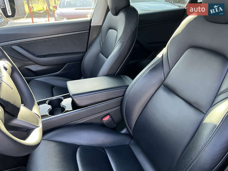 Седан Tesla Model 3 2019 в Львові