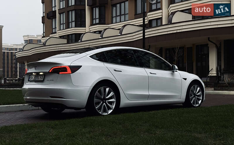 Седан Tesla Model 3 2018 в Киеве