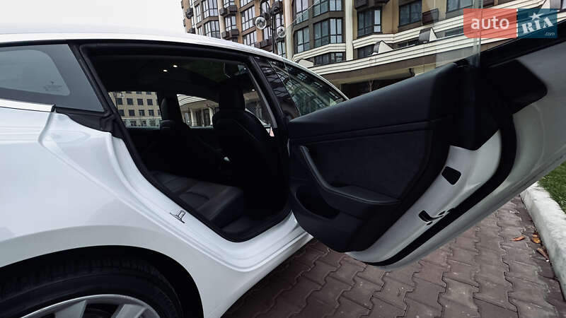 Седан Tesla Model 3 2018 в Киеве