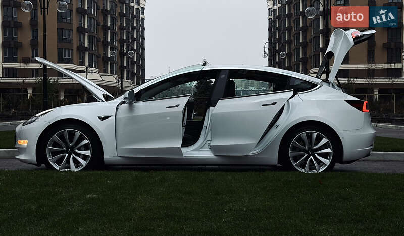 Седан Tesla Model 3 2018 в Киеве