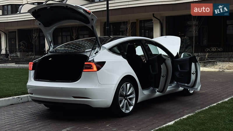 Седан Tesla Model 3 2018 в Киеве