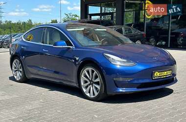 Седан Tesla Model 3 2019 в Чернівцях