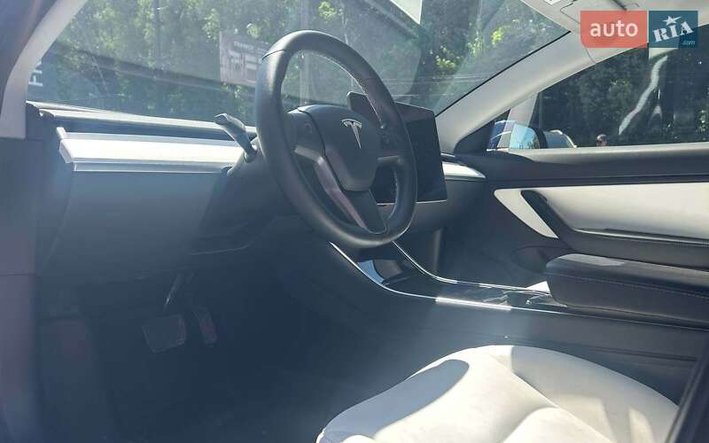 Седан Tesla Model 3 2019 в Черновцах