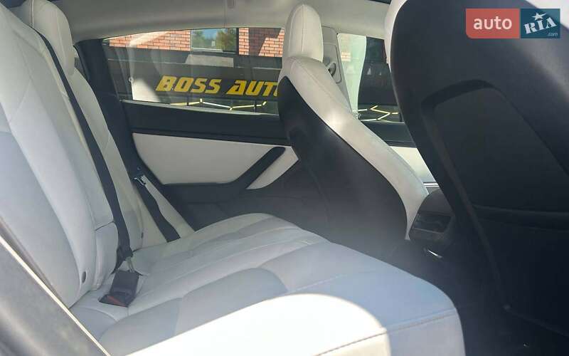 Седан Tesla Model 3 2019 в Черновцах